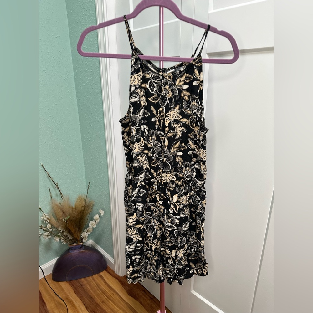 Old navy womens medium romper w/ pockets key hole slit back black cream floral